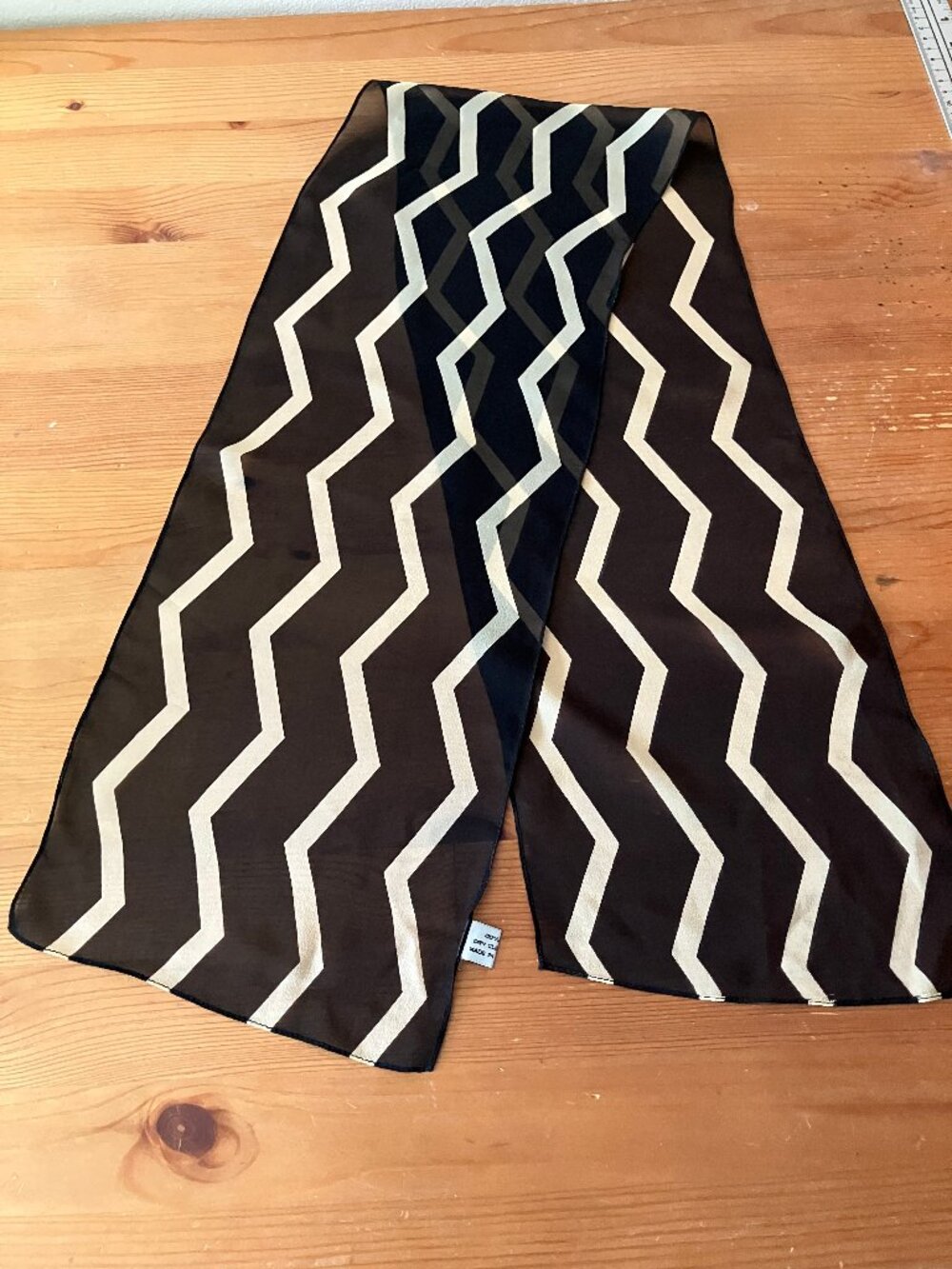 Unbranded Silk Scarf Black and White chevron pattern Sz  8x44"